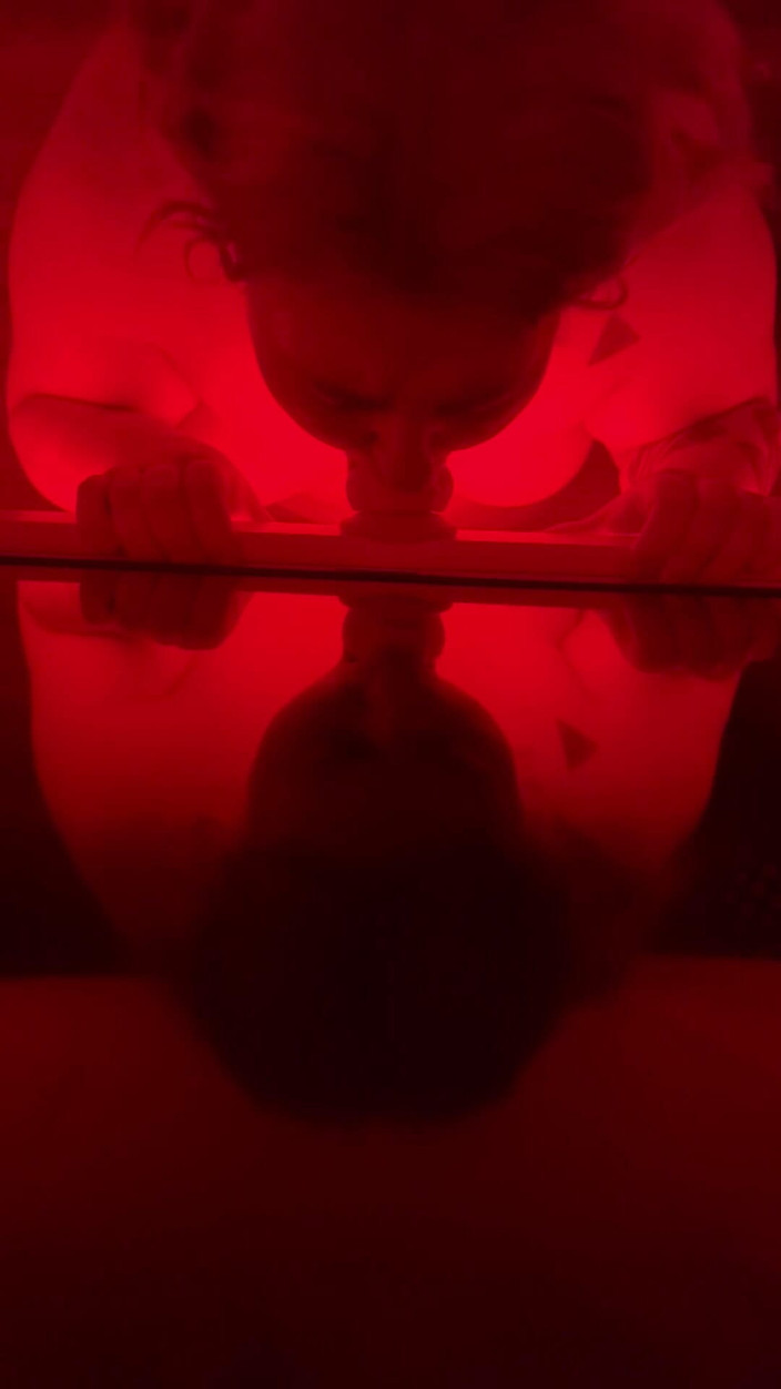 Quinnicide: MAMĂ SEXY MARE ȘI ȚÂȚOASĂ suge adânc în gât un vibrator cu vedere...