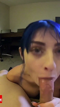 Wysoki azjatycki facet na twarzy na niebieskich włosach Rave Girl w stroju żeglarza