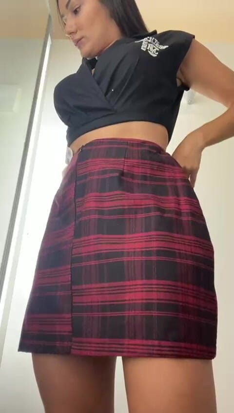 Esposaheyya: Alışveriş merkezinde etek deneyen amatör yakışıklı