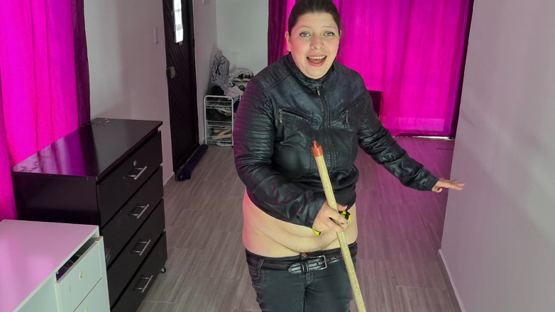 Alice H: Culona limpiando la casa de un nuevo cliente