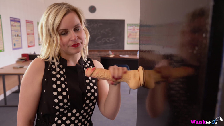 Wank it Now: Anna Belle, chupando polla consolador