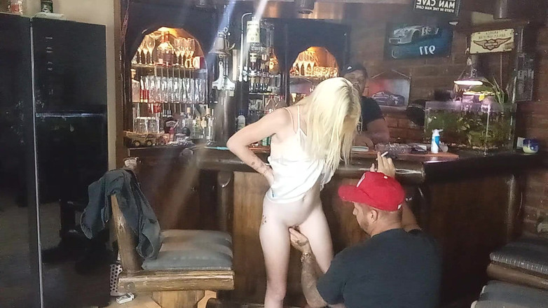 18blondteen: Barlady viene sditalinata dopo il lavoro