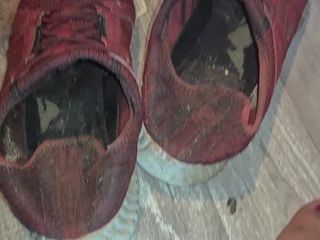 Simp to my ebony feet: Мои грязные старые тренеры