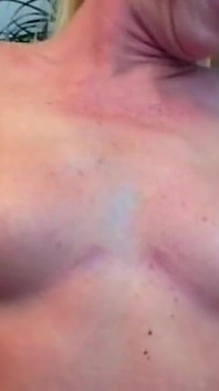 La bionda matura prolasso il bocciolo di rosa mentre si sditalina il buco bagnato