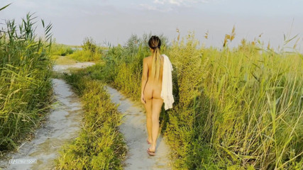 SweetButtocks: Caminando desnudo en la naturaleza