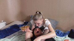 Femdom Austria: Vystupte na moje jídlo! Plivá kundička princezny Kirstin je vypnutá!