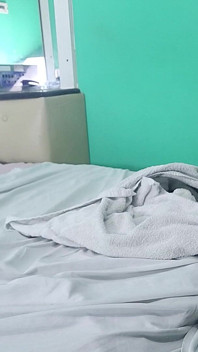 Brazilská děvka sedí bez sedla na cizím penisu a nechává cum dovnitř