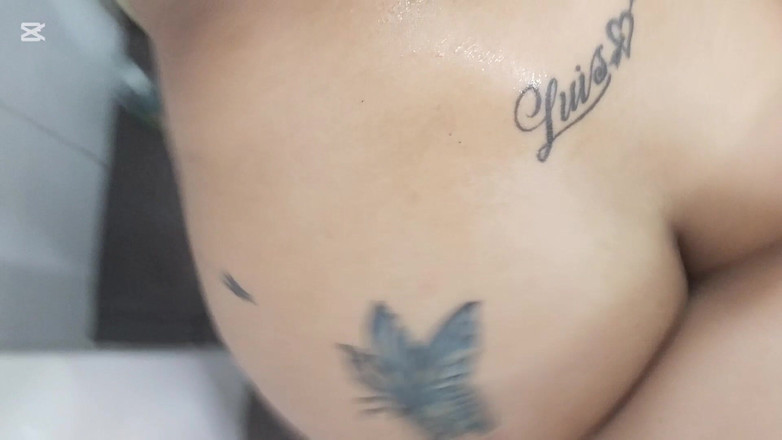 Balboafit2: 継父の新しい彼女が入浴している間をこっそり見守り、継父が買い物に出かけたことを利用しました