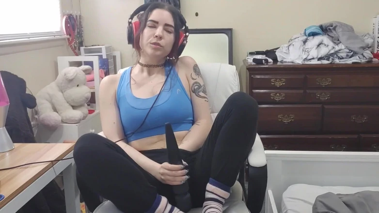 lilredvelvettt: Cumming to Music Wearing Headphones