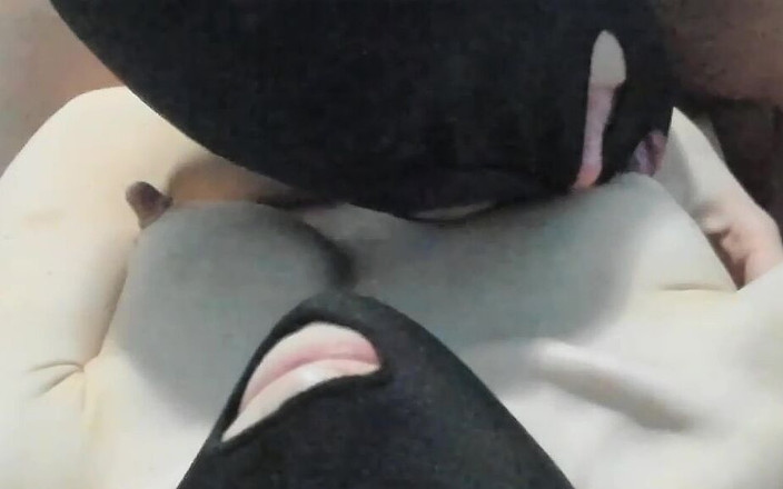 Angel Sky69: 내 남친이 내 젖탱이를 핥고 내 젖꼭지를 관능적으로 기뻐해