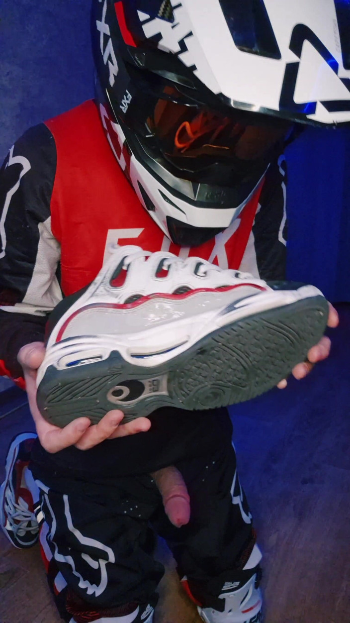 Sneakersmax98: Только твой рот возьмет на себя давление возбужденного байкера
