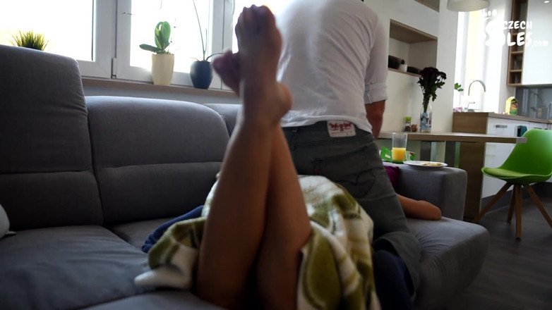 Czech Soles - foot fetish content: セクシーな妻の熱い小さな足は、崇拝されるのを待っている