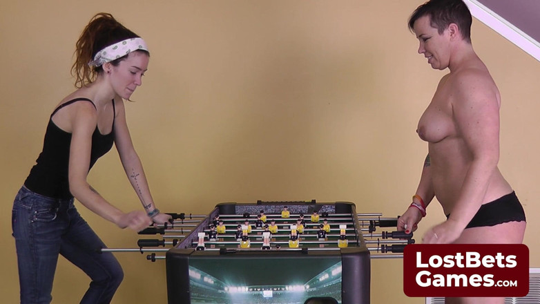Lost Bets Games: Un gioco di foosball promette una sculacciata alla fine