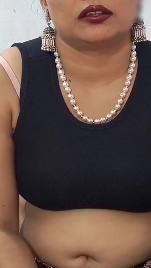 bhabhi_anjali: Güzel Hintli büyük memeli kız işiyor ve ateşli domaltmalı seks
