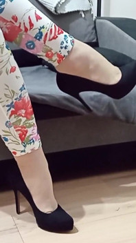Crossdresser atârnând în Black Suede Sexy Subliniat Toe Pltform Pompe cu tocuri înalte