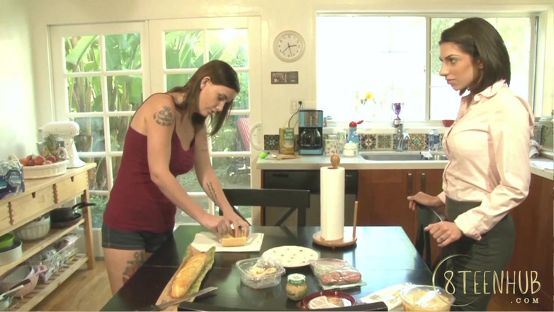 8TeenHub: 8teenhub - lesbická pronajímatelka pomáhá nájemci proniknout na její nové pohovce