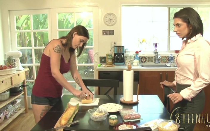 8TeenHub: 8teenhub - Une propriétaire lesbienne aide la locataire à casser son nouveau...