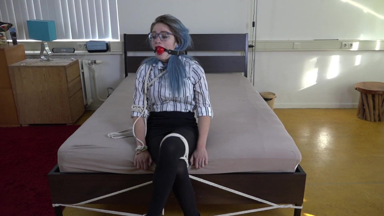 Restricting Ropes: Luna Grey - la secrétaire ballgagging