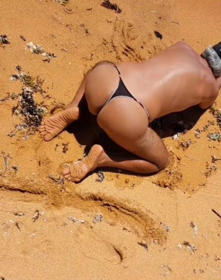 Ladysilvas: Ladysilva travestiet Ik pronk graag in slipje op het strand...