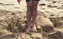 Manly foot: Manlyfoot - समुद्र तट पर बड़े पुरुष पैरों के साथ रेत के महल पर धीमी गति से मुंहतोड़ और स्टोमिंग