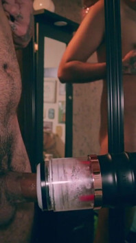 Velký neobřezaný penis latinoameričanka Camilo Brown šuká Fleshlight, střílí velkou nálož a jí vlastní sperma