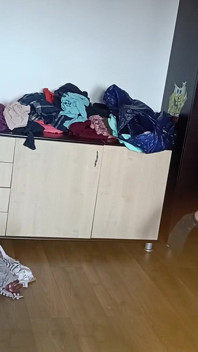 Amatérská žena se baví zkoušením oblečení a řezáním