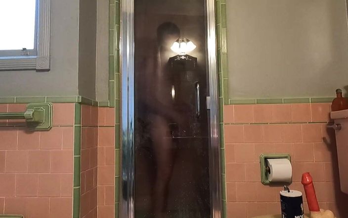 Russie Goodboy: Băiat care se masturbează la duș și folosește un vibrator mare