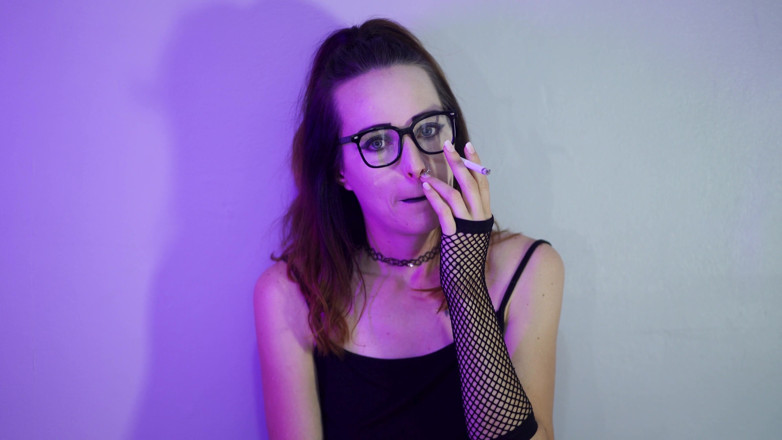 Alicia Robertz: Goth Girl Merokok dalam Pakaian Jala
