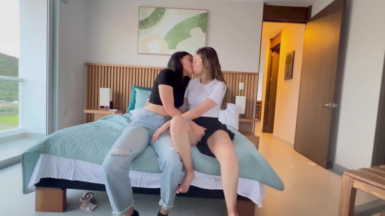 scarlettandc: Dvě lesbičky šukají mnoho hodin