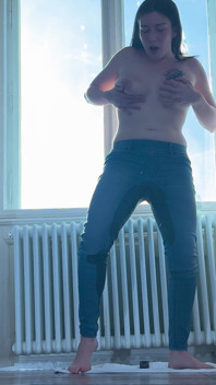 Aleya molhando seus jeans