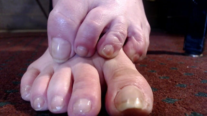 Abby Anna: Lumière brillante, longs ongles réels