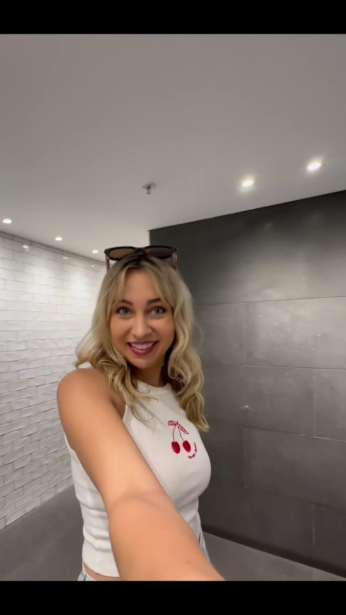 Tiffstreatsxoxo: Orinar en el centro comercial en Australia