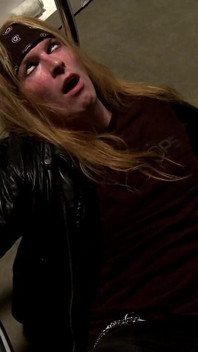 Prostitutas estão fazendo uma orgia de foda em um quarto escuro