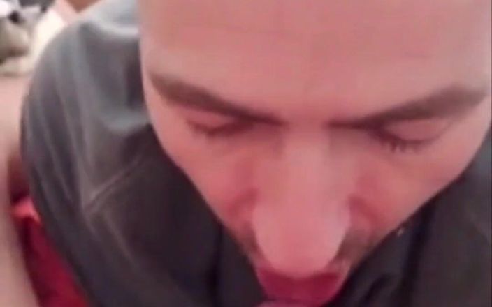 Justin hoodwar: Chlap dává svého velkého ptáka kouření do pusy a stříká...