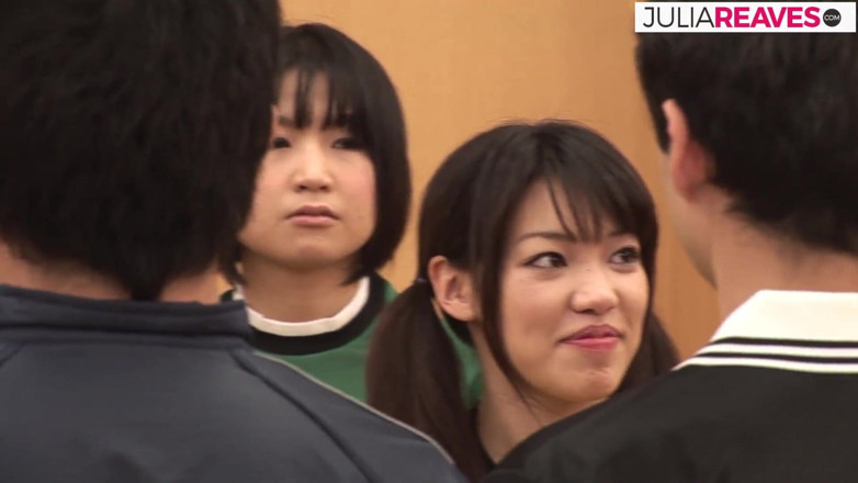 Japanese Cheats: Peluda menina recebe gozada na buceta depois de chupar e...