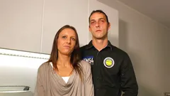 苗条的黑发女郎在换妻癖中性交