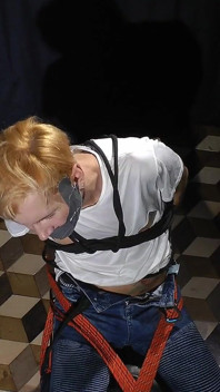 Nicky trhá oblečení a lechtá