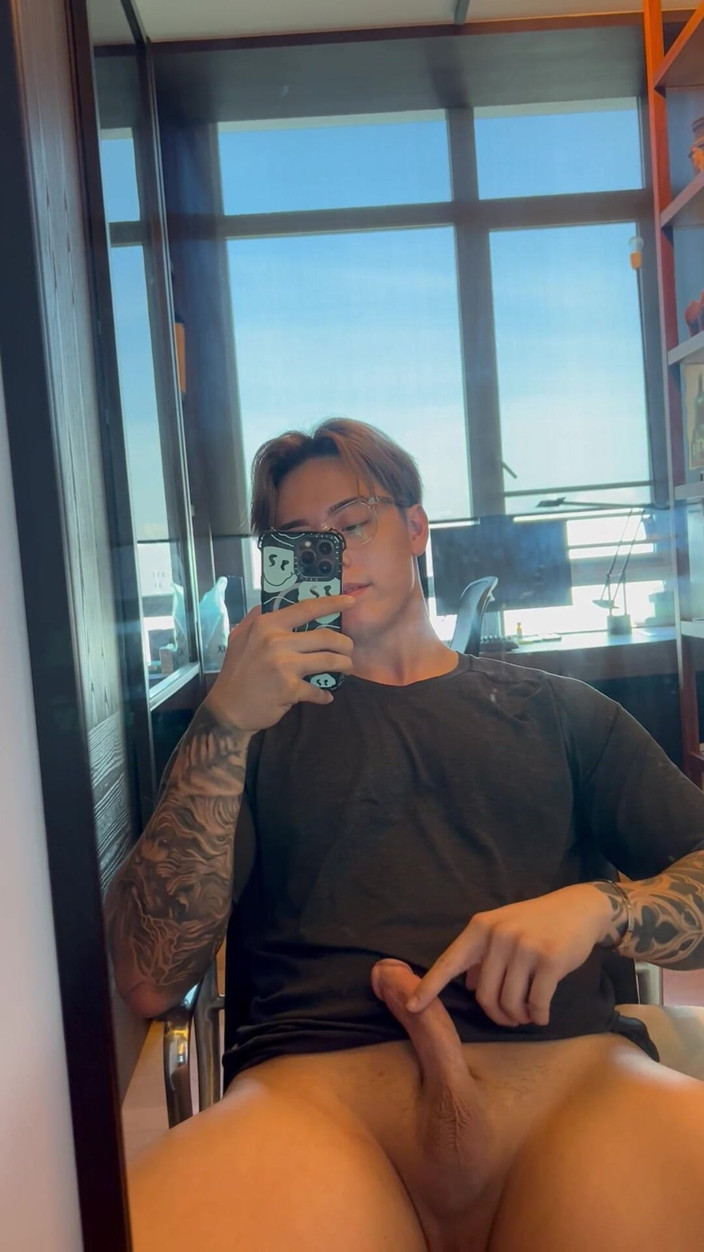 Tituslow: Teen asiatica si masturba di nascosto nella sala dello studio