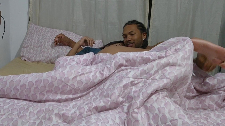 Joao the Safado: Genç sporcu, bacaklarını başına koyarak ve prezervatifsiz arkadaşına vajinasını verdi