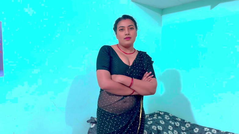 Hotty_ragini: Une belle-mère partage un lit simple et rend son beau-fils...