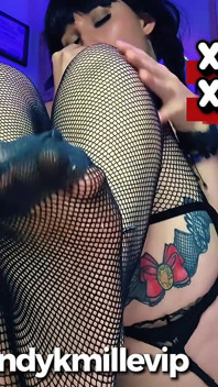 Seksi iç çamaşırlı gotik hatun büyük bir dildo ve götüne tıkaçla mastürbasyon yapıyor
