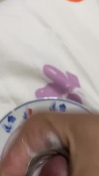 Adoro ingoiare il mio sperma dopo una grande mungitura