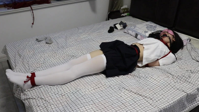 Aisan girl bondage: Chaussettes noires et pieds nus contre chaussettes blanches, avec des...