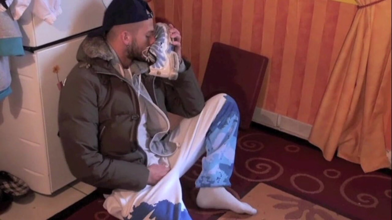 Sneaker gay: Twink used by straight with sneakers