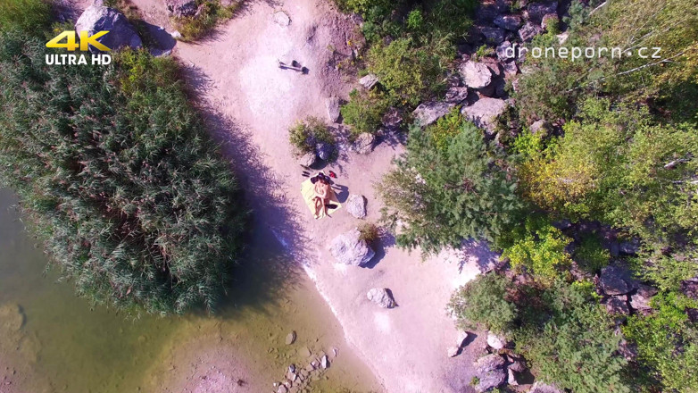 Peaches and Bananas: Baise en plein air filmée par un drone