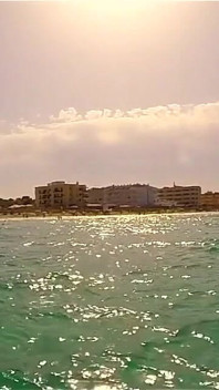Ausbeulen, bikini, der um sein leben kämpft, während ich von den wellen geritten werde