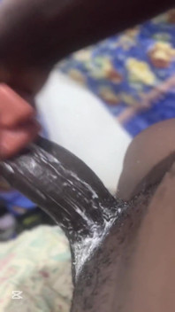 Une grosse grosse noire prend une gorge profonde comme un esclave. Il s’en fout