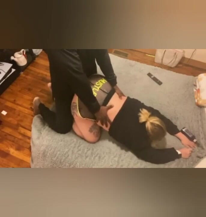 BootyCakez: Elle reçoit un creampie dans son short de cul hustler