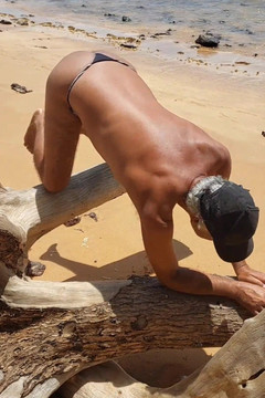 Ladysilvas: Ladysilva travestita in mutandine sulla spiaggia Molto calda