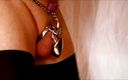 Crossdresser Violeta: Crossdresser enfile un dispositif de chasteté - collants noirs